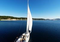 sejlbåd sejler ind i havbugt af losinj kroatien sejlbåd yacht